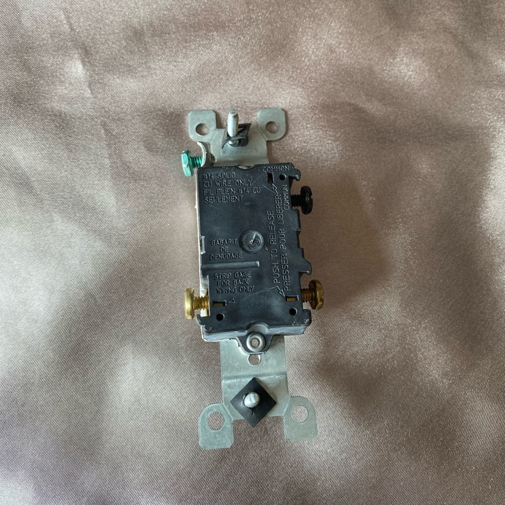 White single light switch - Picture 4 of 5